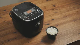 〈極美品〉　2025年製　アイリスオーヤマ炊飯器　　計量カップ付 AdobeStock_337579826-scaled-1-